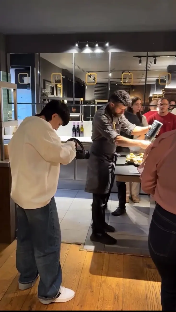 Marta, cofundadora de NIUMUD, grabando contenido audiovisual en un restaurante