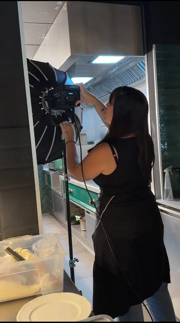 Cristina, cofundadora de NIUMUD, preparando la iluminación de una producción audiovisual